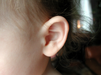 Implantes cocleares para bebés con sordera profunda, ¿qué son y cómo funcionan?