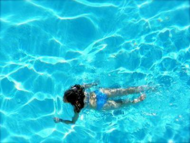 Decálogo para evitar la otitis este verano en playas y piscinas
